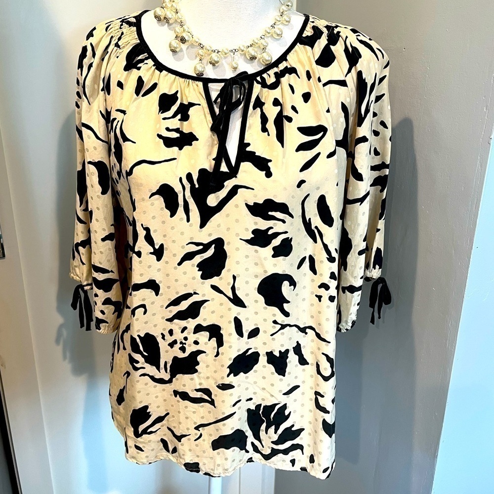 Yumi Kim silk printed half sleeve tie neck blouse. Size small.